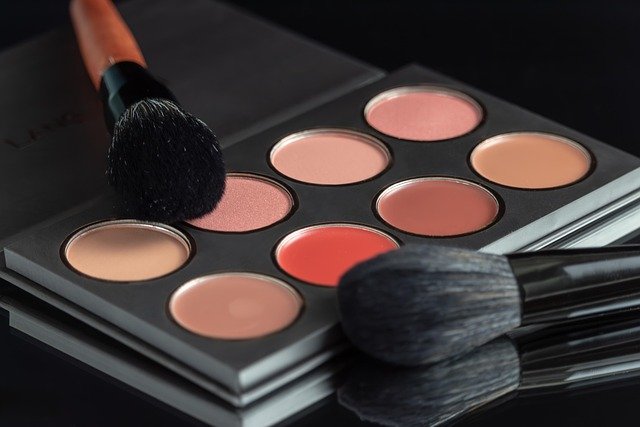 cosmetics 9086984 640